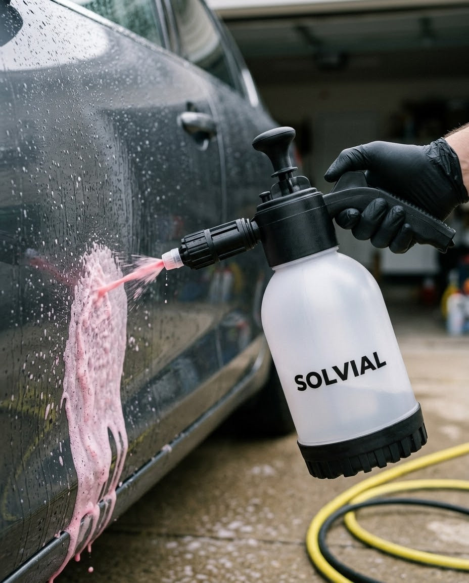 Spruzzare la schiuma rosa sulla carrozzeria con la pompa SOLVIAL